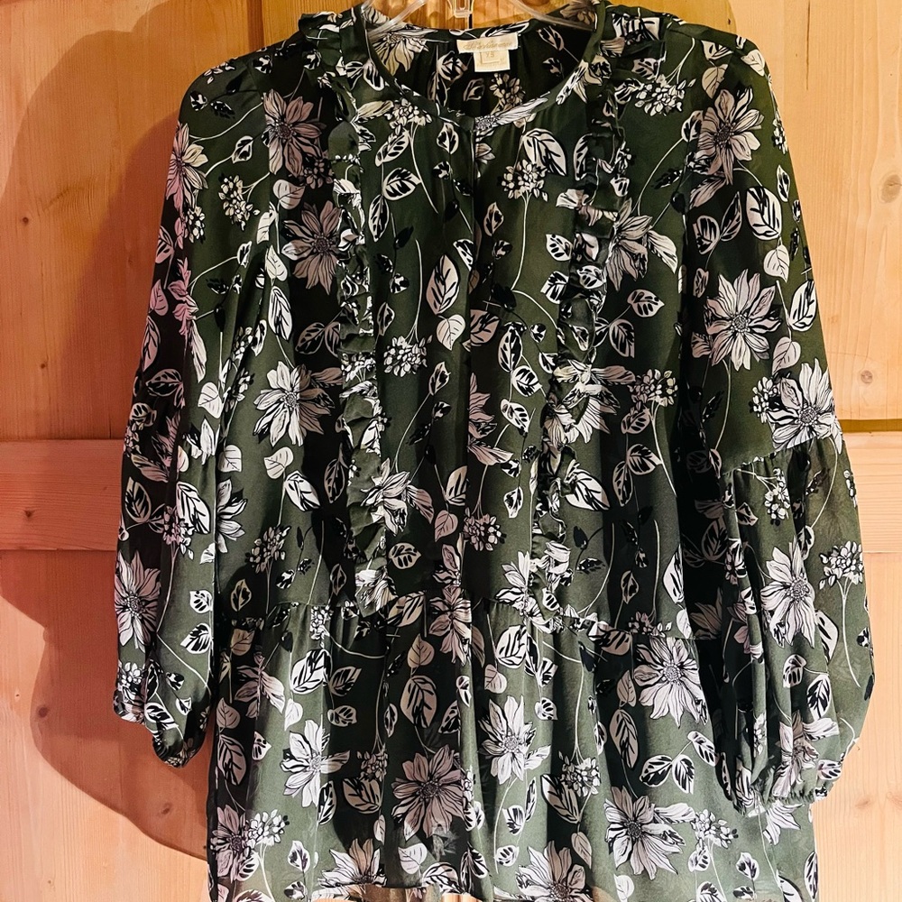 Lovely Shoshana silk long sleeve blouse in forest green. A roomy XS